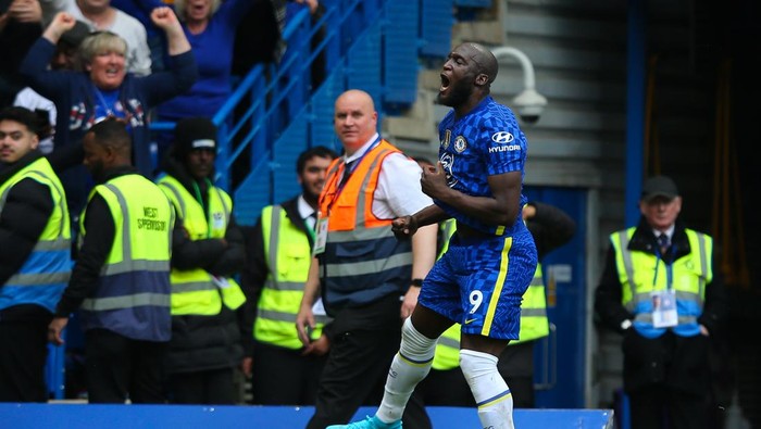 LONDON, ENGLAND - MAY 07: Romelu Lukaku of Chelsea celebrates scoring his sides second goal during the Premier League match between Chelsea and Wolverhampton Wanderers at Stamford Bridge on May 7, 2022 in London, United Kingdom. (Photo by Craig Mercer/MB Media/Getty Images)