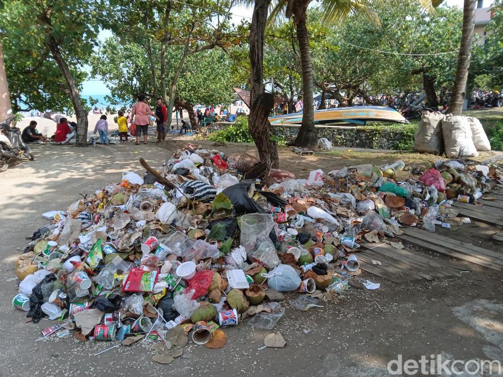 Jorok! Sampah Menggunung Cemari Bibir Pantai Pangandaran Jorok! Sampah Menggunung Cemari Bibir Pantai Pangandaran