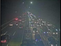 Tol JORR Arah Jatiasih Macet 4 Km Imbas Kemacetan di Jalur Arteri