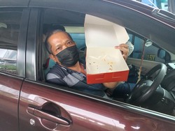 Lapar Saat Macet di Kalimalang, Sdien Sampai Habisin Oleh-oleh untuk Saudara