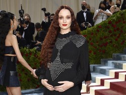 Alasan Sophie Turner Tolak Undangan After-Party MET Gala Kendall Jenner