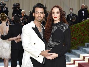 Pernyataan Joe Jonas Usai Gugat Cerai Sophia Turner Pernyataan Joe Jonas Usai Gugat Cerai Sophia Turner