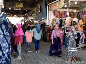 Suasana Pasar Batik Setono Pekalongan Ramai Dikunjungi Pemudik Suasana Pasar Batik Setono Pekalongan Ramai Dikunjungi Pemudik