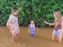 Connell Twins Mudik ke Subang, Nyari Tutut di Sawah