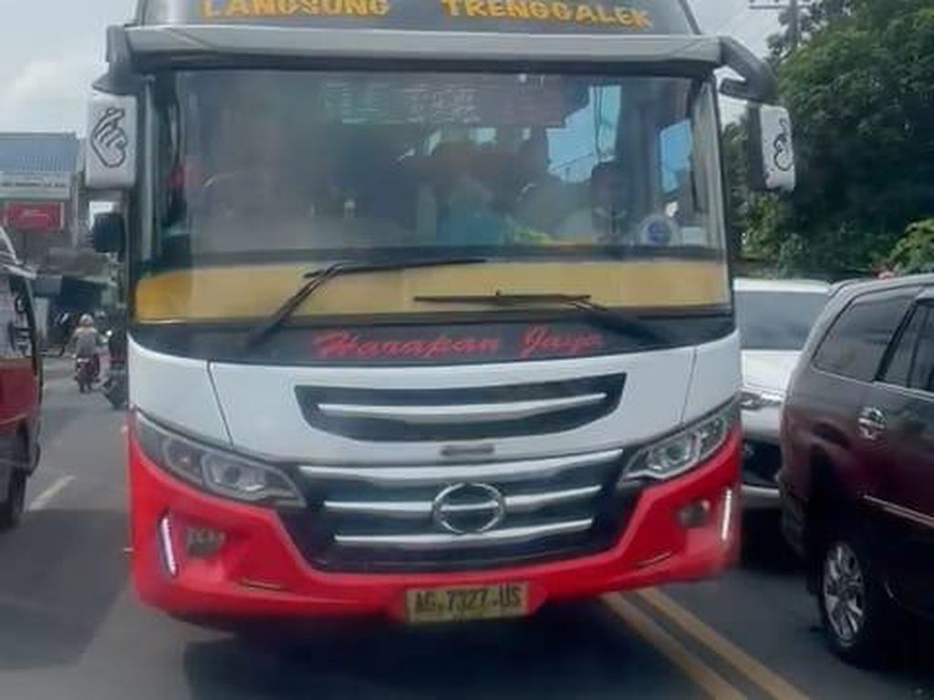 Akhir Sopir Bus Ugal-ugalan Lawan Arah Diadang VW Combi hingga Tilang Polisi
