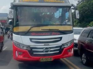 Akhir Sopir Bus Ugal-ugalan Lawan Arah Diadang VW Combi hingga Tilang Polisi Akhir Sopir Bus Ugal-ugalan Lawan Arah Diadang VW Combi hingga Tilang Polisi