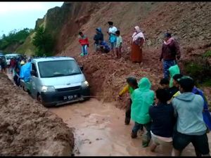 Longsor Tutup Akses Jalan di Mamasa, Kendaraan Pemudik Terjebak Lumpur