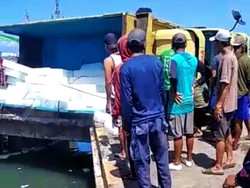Jembatan Jebol, Truk Muatan Es Terguling di Pengambengan