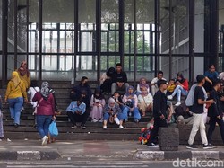 Ditutup Pemkot, Alun-alun Bandung Tetap Ramai Dikunjungi Warga