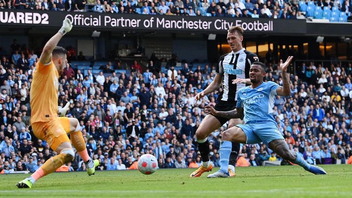 MANCHESTER, ENGLAND - MAY 08: Gabriel Jesus of Manchester City misses a shot on goal during the Premier League match between Manchester City and Newcastle United at Etihad Stadium on May 08, 2022 in Manchester, England. (Photo by Stu Forster/Getty Images)