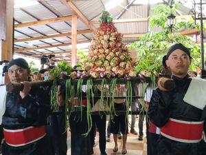 Seru! 1.800 Ketupat Dibagikan ke Pengunjung Kampung Coklat Blitar Seru! 1.800 Ketupat Dibagikan ke Pengunjung Kampung Coklat Blitar