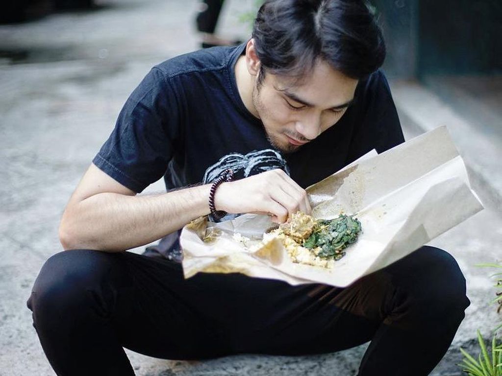 Achmad Megantara, Bima di KKN di Desa Penari Doyan Banget Mie Instan Achmad Megantara, Bima di KKN di Desa Penari Doyan Banget Mie Instan