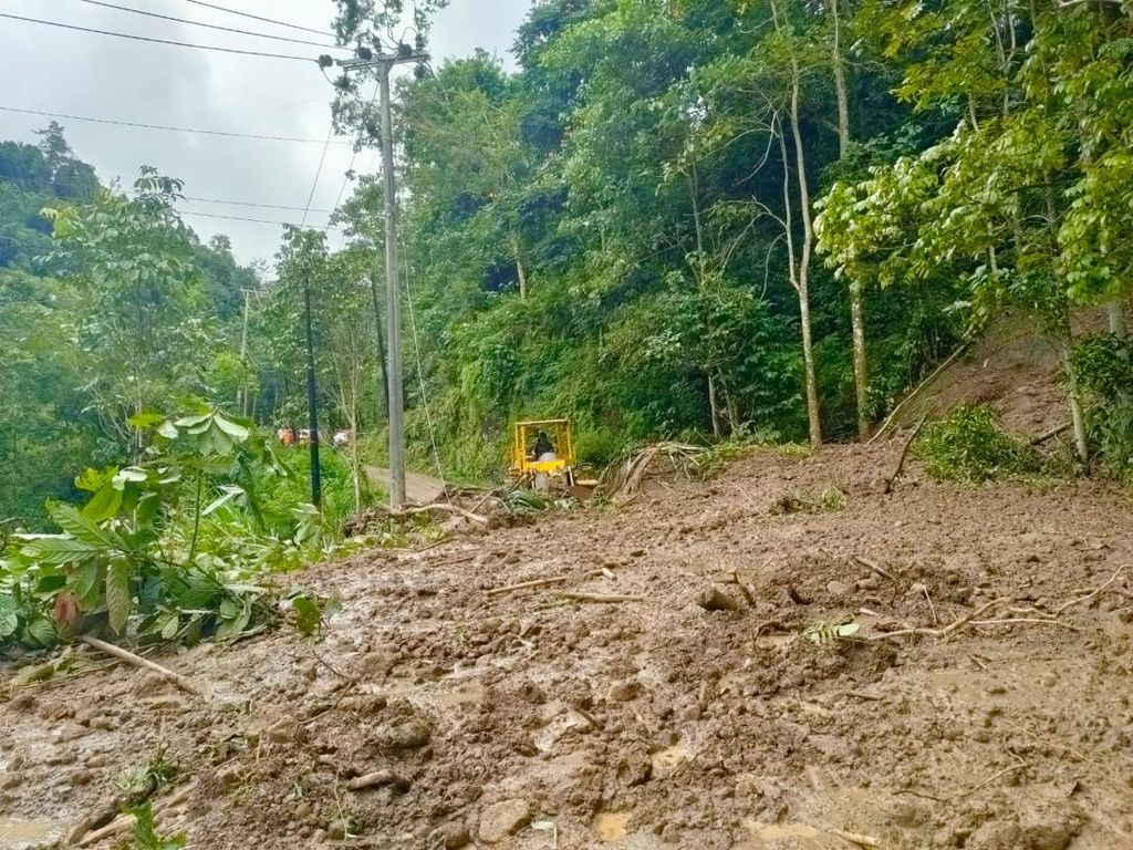 Jalan Sinjai Barat-Malino Tertutup Longsor, Dialihkan Lewat Gunung Perak