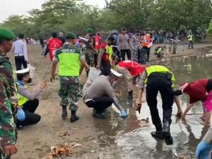 Sampah Wisatawan di Pantai Pangandaran Dibersihkan Orang Lokal