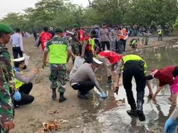 Sampah Wisatawan di Pantai Pangandaran Dibersihkan Orang Lokal