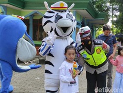 Badut dan Polwan Hibur Warga di Tempat Wisata Ciamis