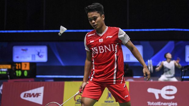 Pebulu tangkis tunggal putra Indonesia Anthony Sinisuka Ginting membiarkan kok keluar ketika melawan pebulu tangkis tunggal putra Singapura Loh Kean Yew dalam pertandingan babak penyisihan grup A Piala Thomas Uber 2022 di Impact Arena, Bangkok, Thailand, Minggu (8/5/2022). Anthony Sinisuka Ginting kalah dari Loh Kean Yew dengan skor 13-21 dan 14-21. ANTARA FOTO/M Risyal Hidayat/YU