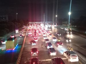 Antrean Kendaraan Mengular di GT Cikupa Arah Jakarta Malam Ini Antrean Kendaraan Mengular di GT Cikupa Arah Jakarta Malam Ini