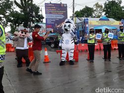 Aksi Badut Berpakaian Polisi Bantu Amankan Arus Balik Mudik Lebaran