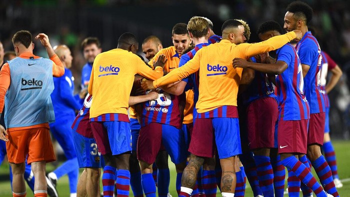 Barcelona players celebrate after Barcelonas Jordi Alba scored his sides second goal during the Spanish La Liga soccer match between Real Betis and Barcelona at Benito Villamarin stadium in Seville, Spain, Saturday, May 7, 2022. (AP Photo/Jose Breton)