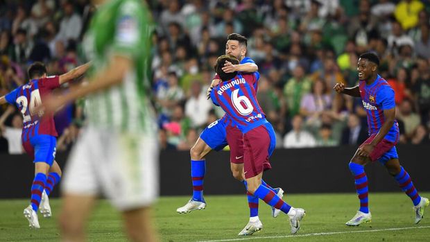 Barcelona's Jordi Alba, centre, celebrates with teammates after scoring his side's second goal during the Spanish La Liga soccer match between Real Betis and Barcelona at Benito Villamarin stadium in Seville, Spain, Saturday, May 7, 2022. (AP Photo/Jose Breton)