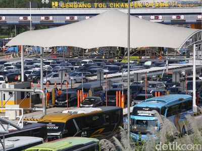 Begini Padatnya Antrean Kendaraan di Gerbang Tol Cikampek Utama