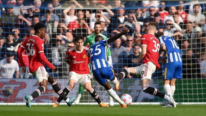 BRIGHTON, ENGLAND - MAY 07: Moises Caicedo of Brighton & Hove Albion scores their teams first goal during the Premier League match between Brighton & Hove Albion and Manchester United at American Express Community Stadium on May 07, 2022 in Brighton, England. (Photo by Mike Hewitt/Getty Images)