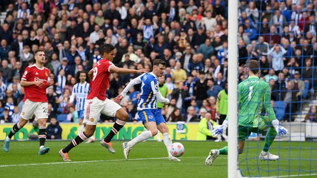 BRIGHTON, ENGLAND - MAY 07: Pascal Gross of Brighton & Hove Albion scores their team's third goal past David De Gea of Manchester United during the Premier League match between Brighton & Hove Albion and Manchester United at American Express Community Stadium on May 07, 2022 in Brighton, England. (Photo by Mike Hewitt/Getty Images)