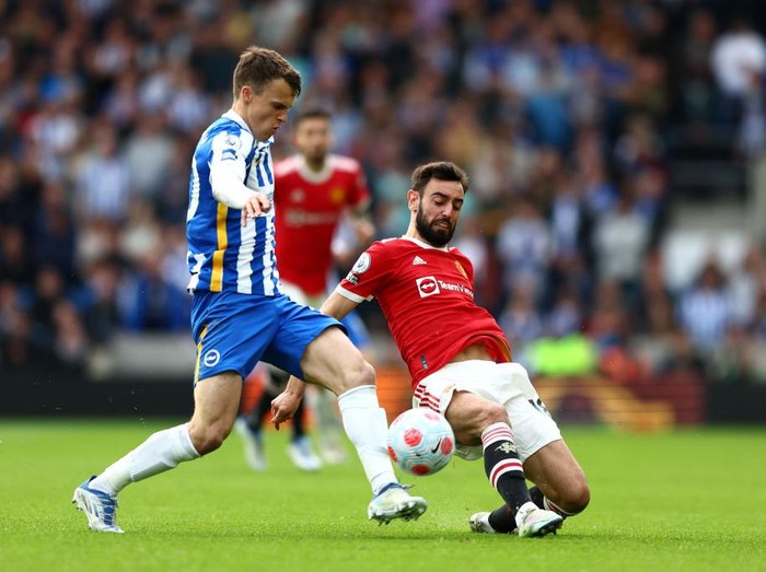 BRIGHTON, ENGLAND - MAY 07: Solly March of Brighton & Hove Albion is challenged by Bruno Fernandes of Manchester United during the Premier League match between Brighton & Hove Albion and Manchester United at American Express Community Stadium on May 07, 2022 in Brighton, England. (Photo by Bryn Lennon/Getty Images)