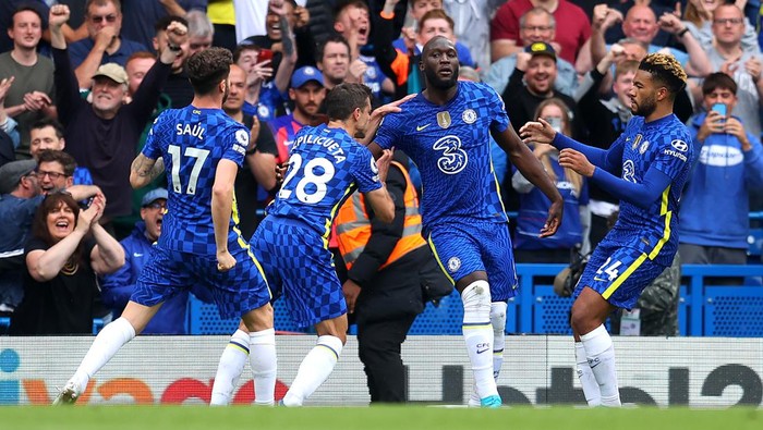 LONDON, ENGLAND - MAY 07: Romelu Lukaku of Chelsea celebrates with teammates after scoring their teams first goal during the Premier League match between Chelsea and Wolverhampton Wanderers at Stamford Bridge on May 07, 2022 in London, England. (Photo by Catherine Ivill/Getty Images)