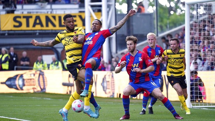 Crystal Palaces Nathaniel Clyne and Watfords Joshua King, left, battle for the ball , during the Premier League match between Crystal Palace and Watford at Selhurst Park, London, Saturday May 7, 2022. (Yui Mok/PA via AP)