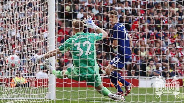 LONDON, ENGLAND - MAY 08: Diego Llorente of Leeds United scores their side's first goal during the Premier League match between Arsenal and Leeds United at Emirates Stadium on May 08, 2022 in London, England. (Photo by Ryan Pierse/Getty Images)
