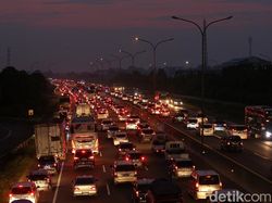 Pantauan Udara di Tol Japek: Kendaraan Pemudik Mengular Panjang