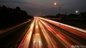 Dipadati Kendaraan, Begini Penampakan Tol Japek di Kala Malam