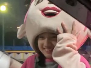 Viral Pengamen Badut Cilik Berparas Cantik Sampai Mau Diadopsi, Ini Sosoknya Viral Pengamen Badut Cilik Berparas Cantik Sampai Mau Diadopsi, Ini Sosoknya