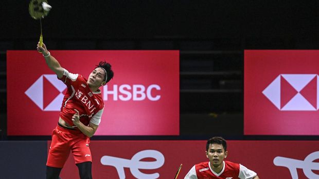 Pebulu tangkis ganda putra Indonesia Fajar Alfian (kanan) dan Muhammad Rian Ardianto (kiri) mengembalikan kok ke arah lawannya pebulu tangkis ganda putra Singapura Loh Kean Hean dan Hee Yong Kai Terry dalam pertandingan babak penyisihan grup A Piala Thomas Uber 2022 di Impact Arena, Bangkok, Thailand, Minggu (8/5/2022). Fajar Alfian/Muhammad Rian Ardianto berhasil menang atas Loh Kean Hean/Hee Yong Kai Terry dengan skor 21-14, 19-21 dan 21-12. ANTARA FOTO/M Risyal Hidayat/YU
