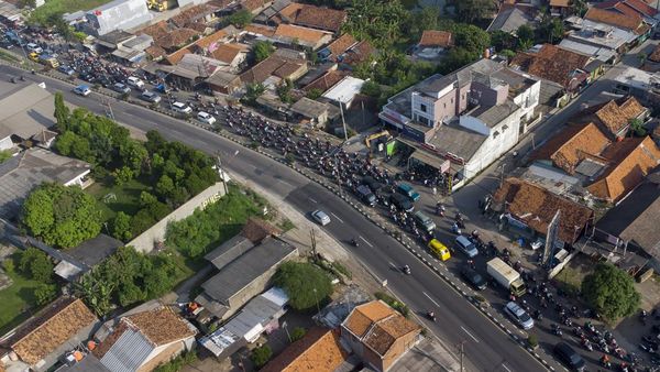 Foto Udara Puncak Arus Balik Lebaran di Jalur Pantura