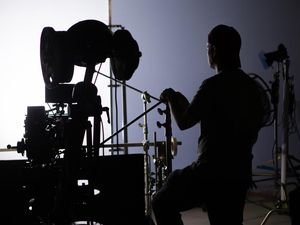 Kru Film dan Acara TV di AS Kini Bisa Kerja Tanpa Masker Kru Film dan Acara TV di AS Kini Bisa Kerja Tanpa Masker