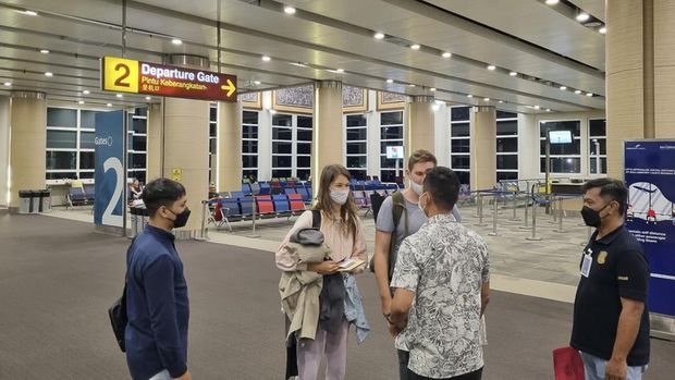 Pihak Imigrasi Bali, akhirnya mendeportasi Alina Fazleeva (28) yang berfose telanjang di pohon sakral di kawasan suci Pura Babakan, Desa Tua, Kecamatan Marga, Kabupaten Tabanan, Bali.