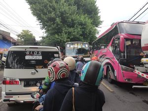 Raya Medaeng Semrawut Dipicu Bus Saling Serobot Masuk Terminal Purabaya