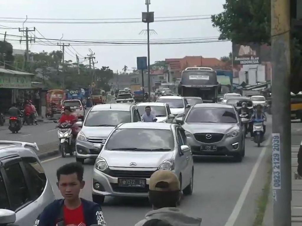 Imbas One Way di Tol, Jalur Pantura Subang Padat Imbas One Way di Tol, Jalur Pantura Subang Padat