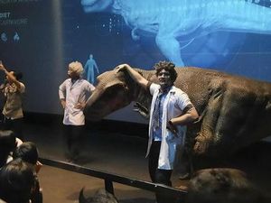 Asyiknya Main dengan Dinosaurus di Jurassic Live Show Trans Studio Cibubur