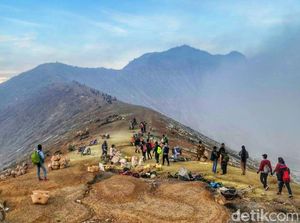 Ijen juga Lagi Dingin Banget Sampai 3 Derajat Celsius, Pakai Jaket Tebal! Ijen juga Lagi Dingin Banget Sampai 3 Derajat Celsius, Pakai Jaket Tebal!