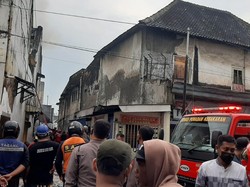 Kebakaran Toko di Kompleks Pasar Gede Solo, 1 Petugas Damkar Tersengat Listrik