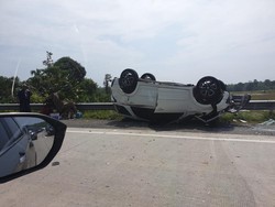 Kecelakaan Mobil Terbalik di Km 79 Tol Cipali, Pengendara Luka-luka