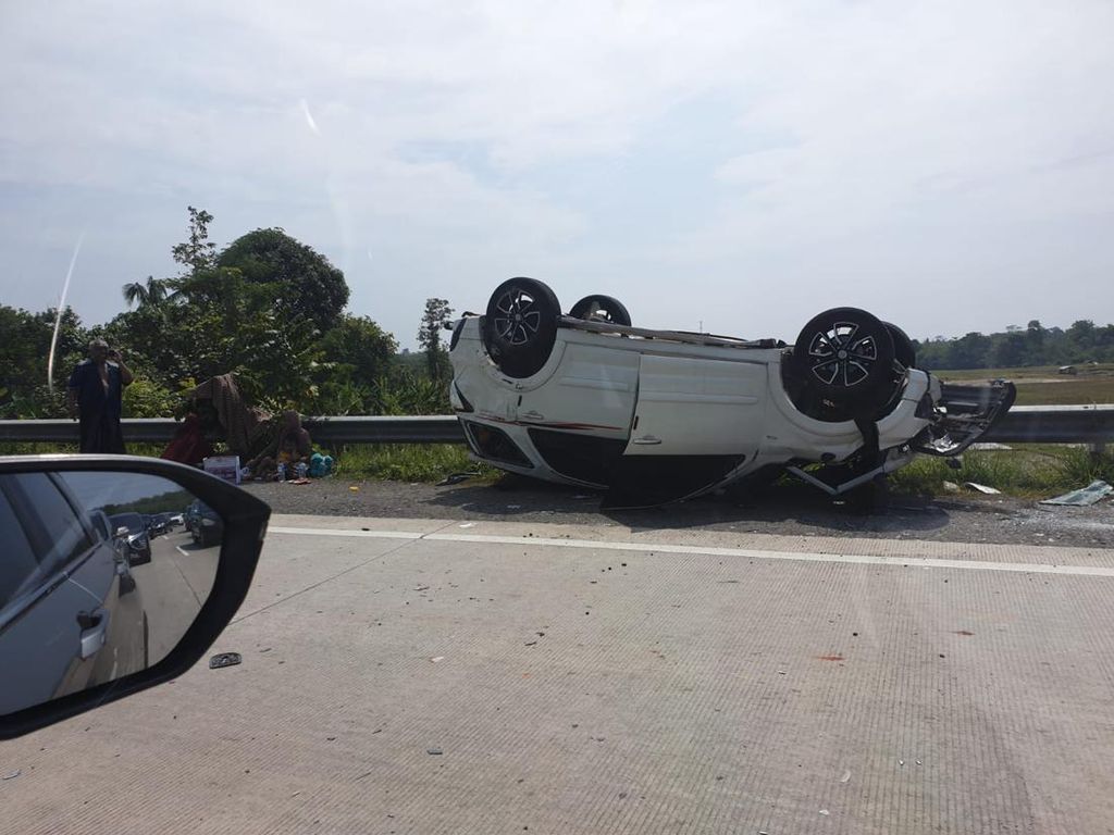 Kecelakaan Mobil Terbalik di Km 79 Tol Cipali, Pengendara Luka-luka Kecelakaan Mobil Terbalik di Km 79 Tol Cipali, Pengendara Luka-luka