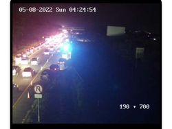 One Way Tol Palimanan Macet di Sejumlah Titik, Mobil Parkir di Bahu Jalan