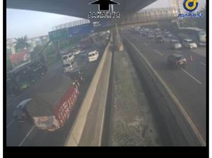 Bus Terbalik di Tol Japek Km 37 Arah Jakarta, Lalin Padat
