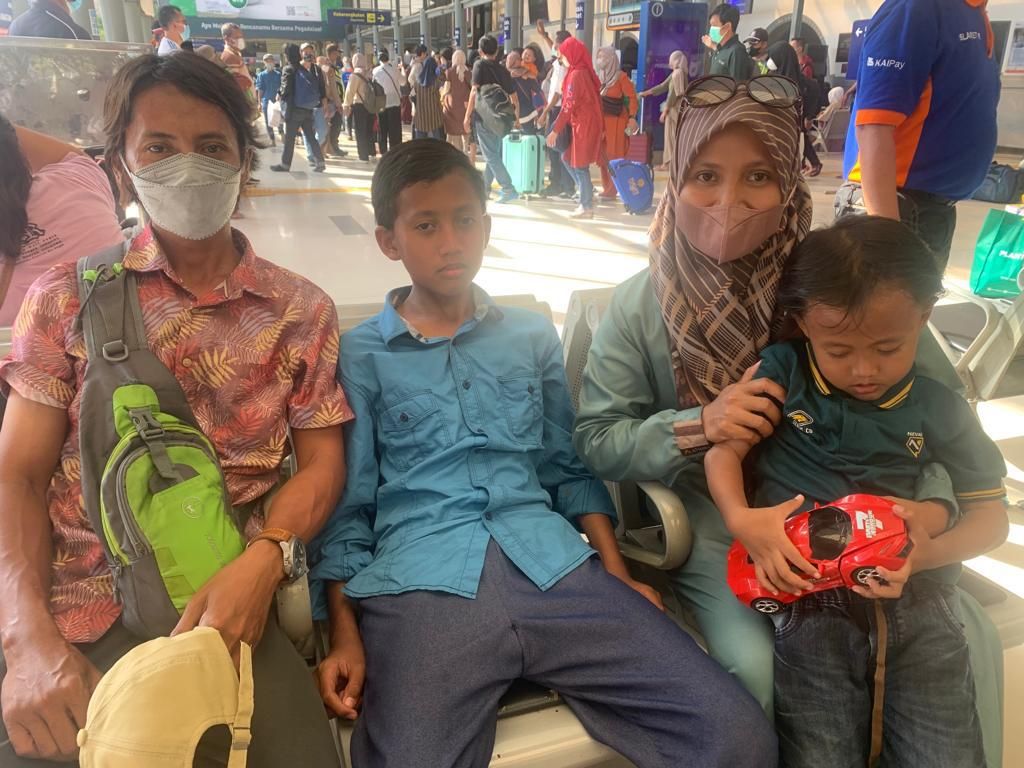 5 Tahun Tak Pulang, Pemudik Asal Surabaya Melepas Rindu Kampung Halaman 5 Tahun Tak Pulang, Pemudik Asal Surabaya Melepas Rindu Kampung Halaman