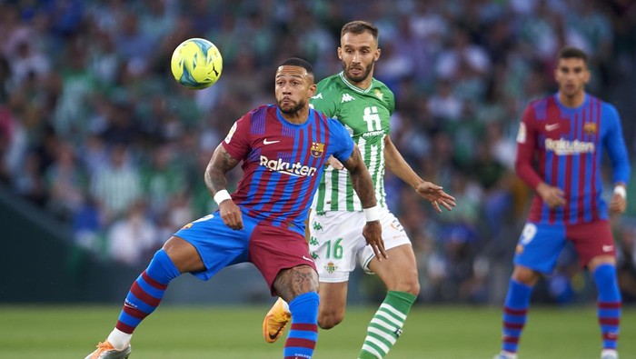 SEVILLE, SPAIN - MAY 07: German Pezzella of Real Betis competes for the ball with Memphis Depay of FC Barcelona during the La Liga Santander match between Real Betis and FC Barcelona at Estadio Benito Villamarin on May 07, 2022 in Seville, Spain. (Photo by Juanjo Ubeda/Quality Sport Images/Getty Images)